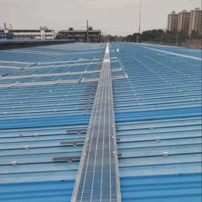 Sistema antiderrapante de pasarela solar fotovoltaica de aluminio en el techo